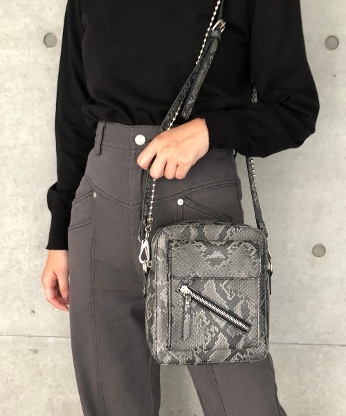 【値引き可能】ENVYM  ショルダーバッグ ＰＹＴＨＯＮ ＣＨＡＩＮ ＢＡＧ ENVYM（アンビー）の「PYTHON SHOULDER BAG
