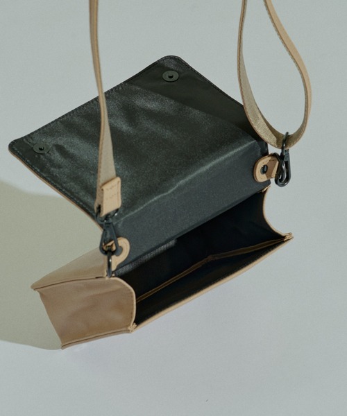 Daily russet（デイリー ラシット）の「【ani.】フラップショルダーバッグ（ショルダーバッグ・レディース・ブラック/ベージュ・FREE）」の11枚目の写真