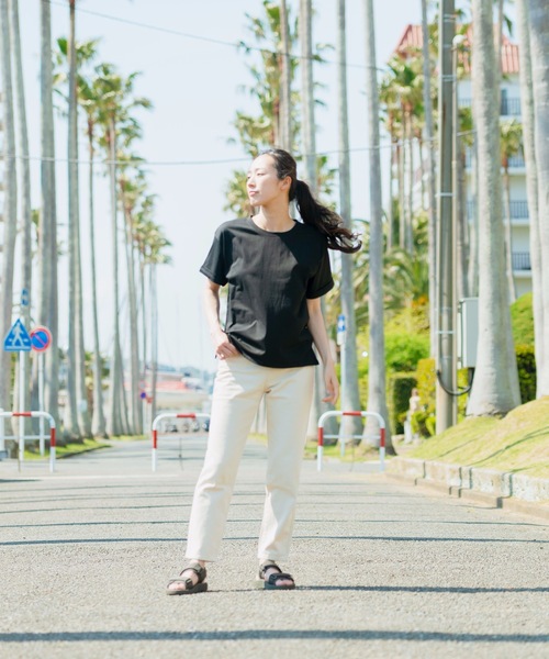 JEANS MATE(ジーンズメイト)の「袖ロールカフサイドスリットTシャツ 汗染み防止加工素材 ビッグシルエット/オーバーサイズ(Tシャツ/カットソー・レディース・ホワイト/ブラック/ネイビー/ブラウン/カーキ/サックスブルー/ブルー/ライトグリーン/ピンク系その他/ライトベージュ・MEDIUM/LARGE)」の19枚目の写真