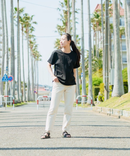 JEANS MATE(ジーンズメイト)の「袖ロールカフサイドスリットTシャツ 汗染み防止加工素材 ビッグシルエット/オーバーサイズ(Tシャツ/カットソー・レディース・ホワイト/ブラック/ネイビー/ブラウン/カーキ/サックスブルー/ブルー/ライトグリーン/ピンク系その他/ライトベージュ・MEDIUM/LARGE)」の20枚目の写真