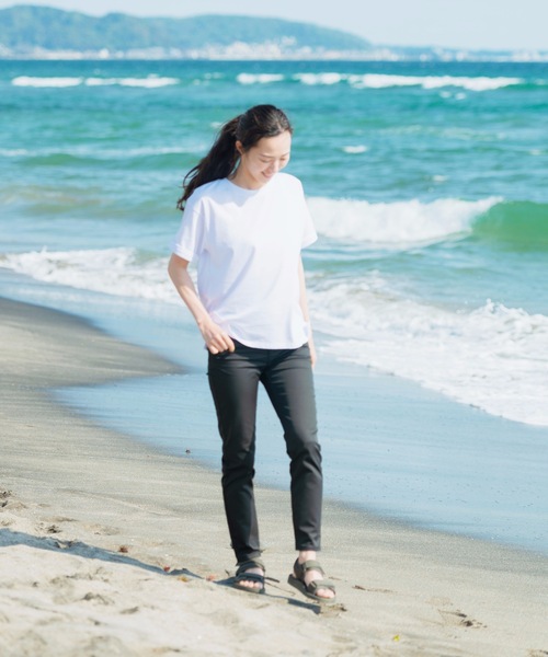 JEANS MATE(ジーンズメイト)の「袖ロールカフサイドスリットTシャツ 汗染み防止加工素材 ビッグシルエット/オーバーサイズ(Tシャツ/カットソー・レディース・ホワイト/ブラック/ネイビー/ブラウン/カーキ/サックスブルー/ブルー/ライトグリーン/ピンク系その他/ライトベージュ・MEDIUM/LARGE)」の11枚目の写真
