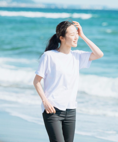 JEANS MATE(ジーンズメイト)の「袖ロールカフサイドスリットTシャツ 汗染み防止加工素材 ビッグシルエット/オーバーサイズ(Tシャツ/カットソー・レディース・ホワイト/ブラック/ネイビー/ブラウン/カーキ/サックスブルー/ブルー/ライトグリーン/ピンク系その他/ライトベージュ・MEDIUM/LARGE)」の15枚目の写真