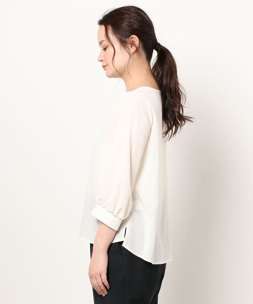 MEW'S REFINED CLOTHES（ミューズリファインドクローズ）の「チェーンチャーム付ブラウス（シャツ/ブラウス・レディース・アイボリー/ホワイト×ブラック/ライトグリーン/ピンク系その他/ネイビー・MEDIUM）」の6枚目の写真