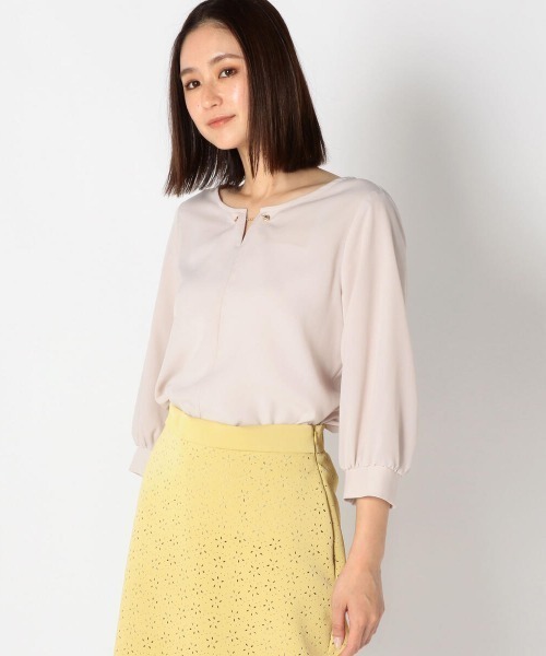 MEW'S REFINED CLOTHES（ミューズリファインドクローズ）の「チェーンチャーム付ブラウス（シャツ/ブラウス・レディース・アイボリー/ホワイト×ブラック/ライトグリーン/ピンク系その他/ネイビー・MEDIUM）」の5枚目の写真