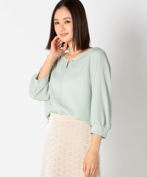 MEW'S REFINED CLOTHES（ミューズリファインドクローズ）の「チェーンチャーム付ブラウス（シャツ/ブラウス・レディース・アイボリー/ホワイト×ブラック/ライトグリーン/ピンク系その他/ネイビー・MEDIUM）」の3枚目の写真