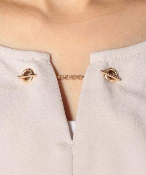 MEW'S REFINED CLOTHES（ミューズリファインドクローズ）の「チェーンチャーム付ブラウス（シャツ/ブラウス・レディース・アイボリー/ホワイト×ブラック/ライトグリーン/ピンク系その他/ネイビー・MEDIUM）」の10枚目の写真