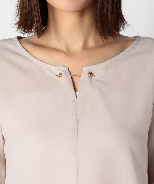 MEW'S REFINED CLOTHES（ミューズリファインドクローズ）の「チェーンチャーム付ブラウス（シャツ/ブラウス・レディース・アイボリー/ホワイト×ブラック/ライトグリーン/ピンク系その他/ネイビー・MEDIUM）」の15枚目の写真