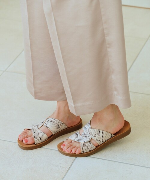 pink adobe（ピンクアドベ）の「◆【おでかけ相棒サンダル】クロスデザイン サンダル（サンダル・レディース・ブラック/ダークブラウン/アイボリー/ホワイト系その他7・35/45/25）」の14枚目の写真