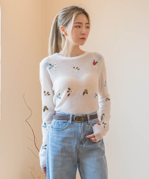 UNE MANSION（ユヌマンション）の「フラワー刺繍ニット（ニット/セーター・レディース・ブルー/グレー/アイボリー・FREE）」の2枚目の写真