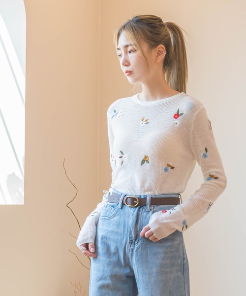 UNE MANSION（ユヌマンション）の「フラワー刺繍ニット（ニット/セーター・レディース・ブルー/グレー/アイボリー・FREE）」の4枚目の写真