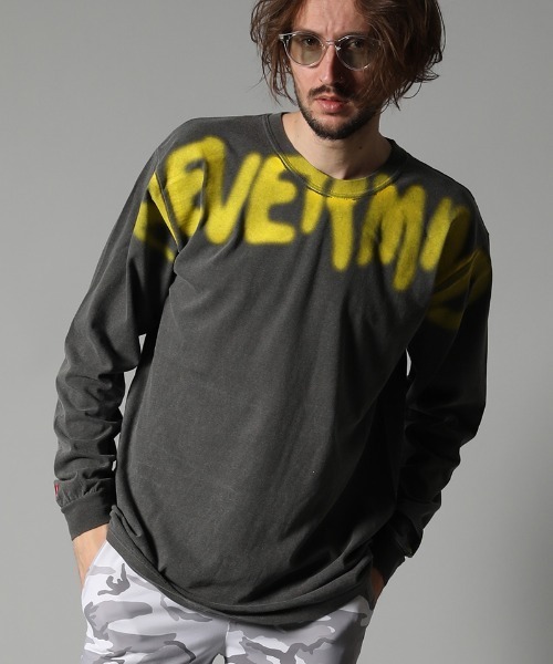 STUD MUFFIN（スタッドマフィン）の「mlt3388-ピグメントダイ6ozコットン天竺 グラフィティオーバープリント LS Tシャツ（Tシャツ/カットソー・メンズ・オレンジ/チャコールグレー・4/2/3）」の2枚目の写真