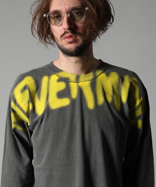 STUD MUFFIN（スタッドマフィン）の「mlt3388-ピグメントダイ6ozコットン天竺 グラフィティオーバープリント LS Tシャツ（Tシャツ/カットソー・メンズ・オレンジ/チャコールグレー・4/2/3）」の3枚目の写真