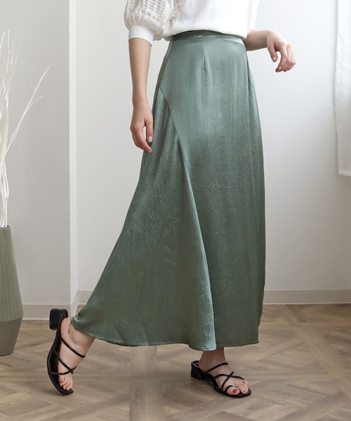 HER CLOSET（ハークローゼット）の「【TwentyThree】シワ加工サテンフレアスカート（スカート・レディース・ブラック/アッシュブラウン/グリーン・FREE）」の4枚目の写真