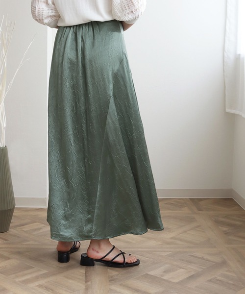 HER CLOSET（ハークローゼット）の「【TwentyThree】シワ加工サテンフレアスカート（スカート・レディース・ブラック/アッシュブラウン/グリーン・FREE）」の5枚目の写真