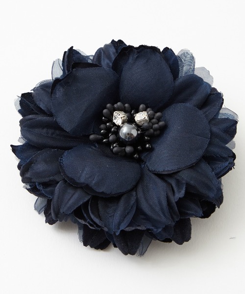 AIMER(エメ)の「アネモネ1輪コサージュ(ブローチ/コサージュ・レディース・グレイッシュベージュ/ネイビー/インディゴブルー・FREE)」の3枚目の写真