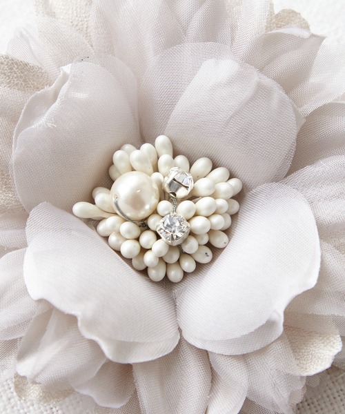 AIMER(エメ)の「アネモネ1輪コサージュ(ブローチ/コサージュ・レディース・グレイッシュベージュ/ネイビー/インディゴブルー・FREE)」の5枚目の写真