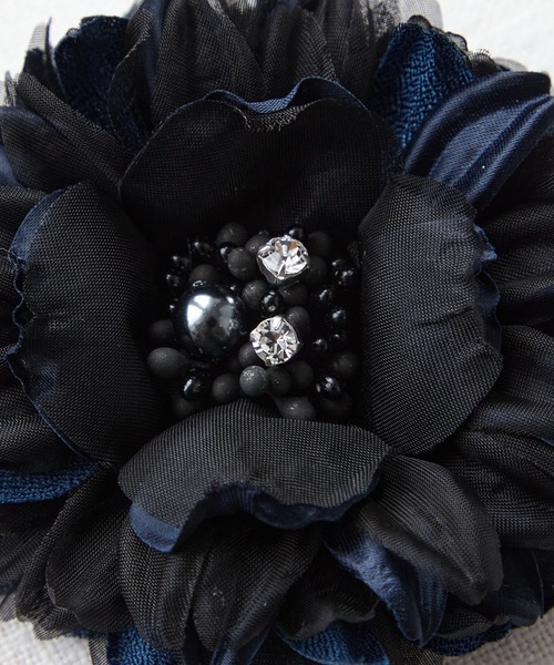 AIMER(エメ)の「アネモネ1輪コサージュ(ブローチ/コサージュ・レディース・グレイッシュベージュ/ネイビー/インディゴブルー・FREE)」の7枚目の写真