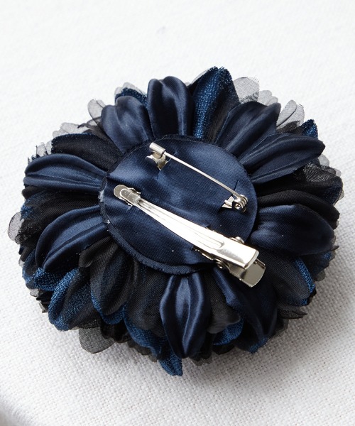 AIMER(エメ)の「アネモネ1輪コサージュ(ブローチ/コサージュ・レディース・グレイッシュベージュ/ネイビー/インディゴブルー・FREE)」の8枚目の写真