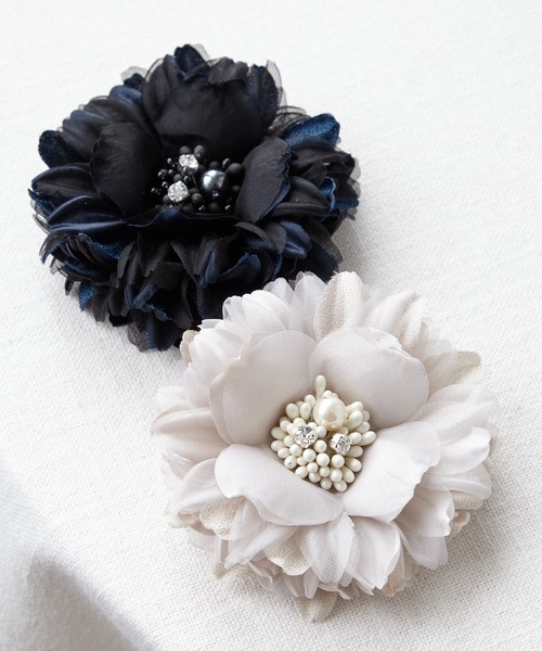 AIMER(エメ)の「アネモネ1輪コサージュ(ブローチ/コサージュ・レディース・グレイッシュベージュ/ネイビー/インディゴブルー・FREE)」の9枚目の写真