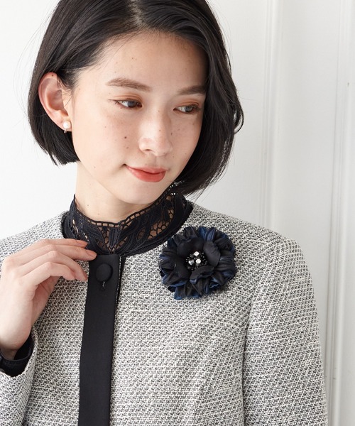 AIMER(エメ)の「アネモネ1輪コサージュ(ブローチ/コサージュ・レディース・グレイッシュベージュ/ネイビー/インディゴブルー・FREE)」の10枚目の写真