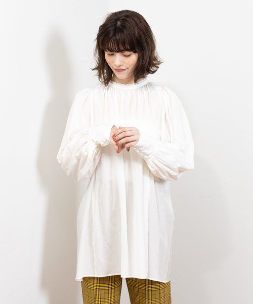 Rouge vif(ルージュヴィフ)の「バックデザインブラウス(シャツ/ブラウス・レディース・ホワイト/ブラック/サックスブルー/ピンク・フリー)」の2枚目の写真