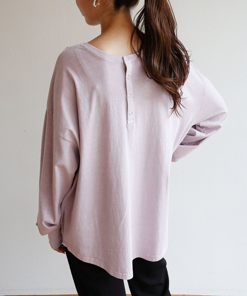 andme（アンドミー）の「ピグメント加工長袖2wayヘンリーネックTシャツ（Tシャツ/カットソー・レディース・ラベンダー/ブルー/オフホワイト/グレイッシュベージュ/スミクロ/ピンク/ネイビー・M）」の6枚目の写真