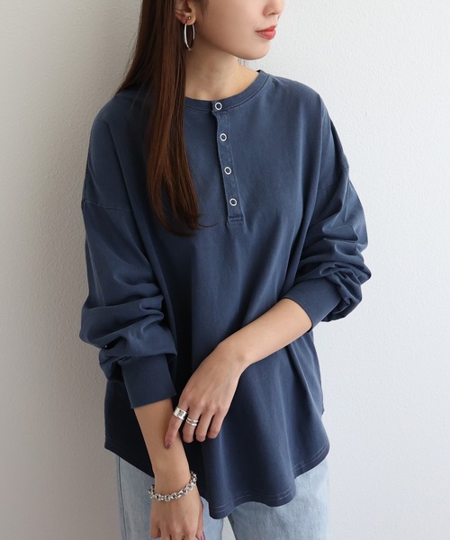 andme（アンドミー）の「ピグメント加工長袖2wayヘンリーネックTシャツ（Tシャツ/カットソー・レディース・ラベンダー/ブルー/オフホワイト/グレイッシュベージュ/スミクロ/ピンク/ネイビー・M）」の5枚目の写真