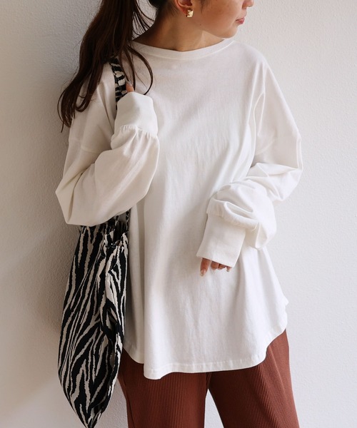 andme（アンドミー）の「ピグメント加工長袖2wayヘンリーネックTシャツ（Tシャツ/カットソー・レディース・ラベンダー/ブルー/オフホワイト/グレイッシュベージュ/スミクロ/ピンク/ネイビー・M）」の2枚目の写真