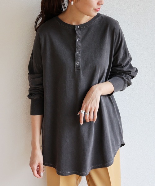 andme（アンドミー）の「ピグメント加工長袖2wayヘンリーネックTシャツ（Tシャツ/カットソー・レディース・ラベンダー/ブルー/オフホワイト/グレイッシュベージュ/スミクロ/ピンク/ネイビー・M）」の3枚目の写真