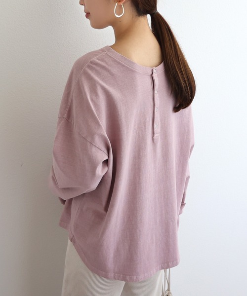 andme（アンドミー）の「ピグメント加工長袖2wayヘンリーネックTシャツ（Tシャツ/カットソー・レディース・ラベンダー/ブルー/オフホワイト/グレイッシュベージュ/スミクロ/ピンク/ネイビー・M）」の7枚目の写真