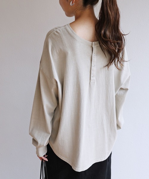 andme（アンドミー）の「ピグメント加工長袖2wayヘンリーネックTシャツ（Tシャツ/カットソー・レディース・ラベンダー/ブルー/オフホワイト/グレイッシュベージュ/スミクロ/ピンク/ネイビー・M）」の4枚目の写真