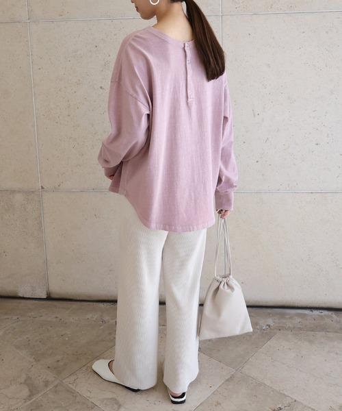 andme（アンドミー）の「ピグメント加工長袖2wayヘンリーネックTシャツ（Tシャツ/カットソー・レディース・ラベンダー/ブルー/オフホワイト/グレイッシュベージュ/スミクロ/ピンク/ネイビー・M）」の10枚目の写真