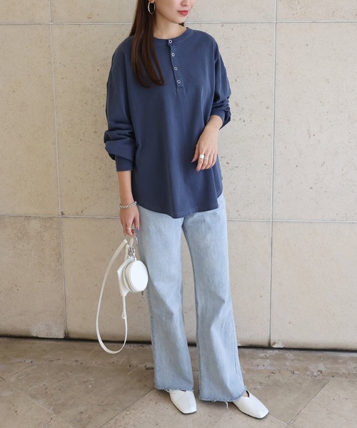 andme（アンドミー）の「ピグメント加工長袖2wayヘンリーネックTシャツ（Tシャツ/カットソー・レディース・ラベンダー/ブルー/オフホワイト/グレイッシュベージュ/スミクロ/ピンク/ネイビー・M）」の11枚目の写真