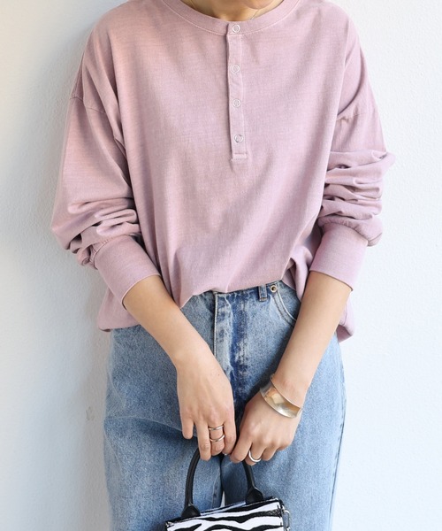 andme（アンドミー）の「ピグメント加工長袖2wayヘンリーネックTシャツ（Tシャツ/カットソー・レディース・ラベンダー/ブルー/オフホワイト/グレイッシュベージュ/スミクロ/ピンク/ネイビー・M）」の17枚目の写真
