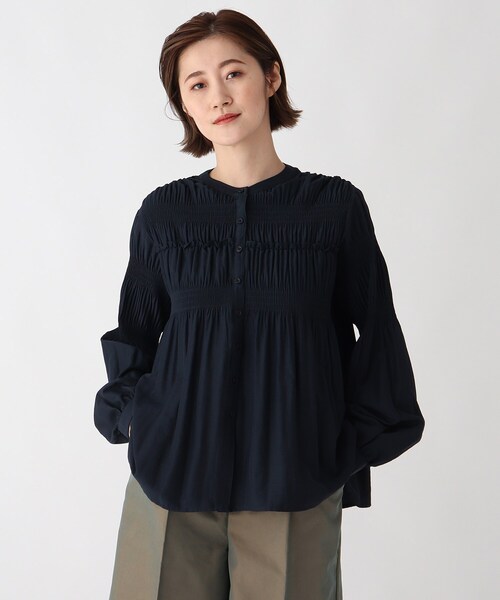 AG by aquagirl（エージーバイアクアガール）の「◆マジョリカプリーツバンドカラーブラウス【WEB限定サイズ】（シャツ/ブラウス・レディース・ホワイト系/ネイビー・36/38/40）」の2枚目の写真