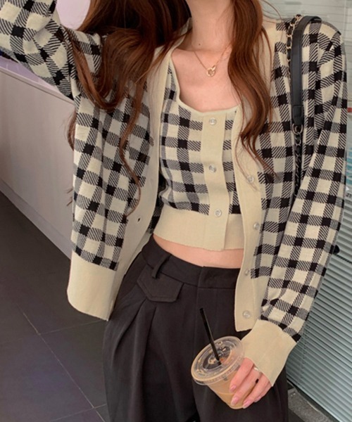 DAY CLOSET(デイ クローゼット)の「レディース シェパードチェック柄ショートカーディガン+タンクトップのニットアンサンブル 2点セット(アンサンブル・レディース・ピンク/ブラック・ONE SIZE)」の4枚目の写真