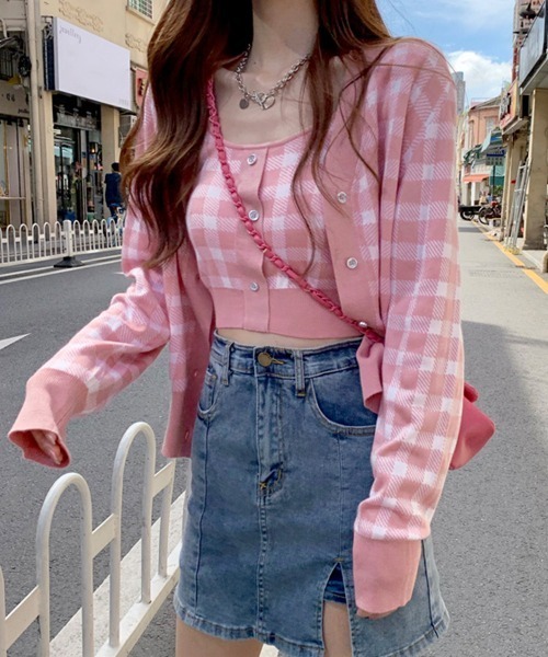 DAY CLOSET(デイ クローゼット)の「レディース シェパードチェック柄ショートカーディガン+タンクトップのニットアンサンブル 2点セット(アンサンブル・レディース・ピンク/ブラック・ONE SIZE)」の6枚目の写真