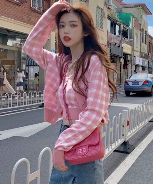 DAY CLOSET(デイ クローゼット)の「レディース シェパードチェック柄ショートカーディガン+タンクトップのニットアンサンブル 2点セット(アンサンブル・レディース・ピンク/ブラック・ONE SIZE)」の10枚目の写真