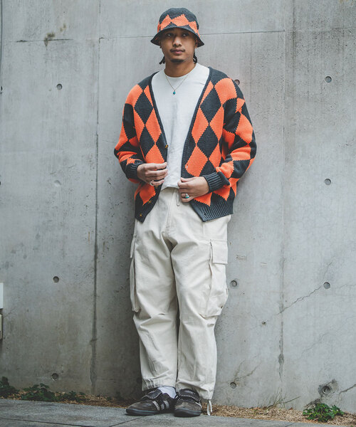 Oriens JOURNAL STANDARD（オリエンス ジャーナルスタンダード）の「ダイヤモンドニットカーディガン（カーディガン/ボレロ・レディース・ブラック/ナチュラル/ブルー・MEDIUM/LARGE）」の4枚目の写真