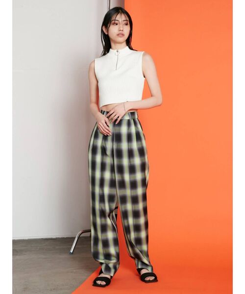 EMODA(エモダ)の「タックルーズパンツ(その他パンツ・レディース・ブラック/グレー/ブルー/その他・SMALL/MEDIUM)」の5枚目の写真