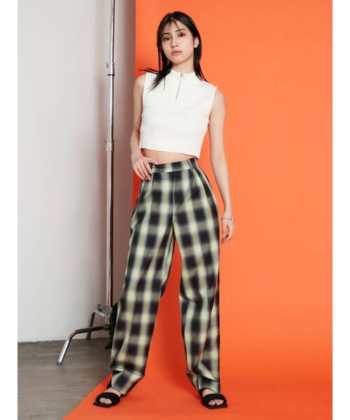 EMODA(エモダ)の「タックルーズパンツ(その他パンツ・レディース・ブラック/グレー/ブルー/その他・SMALL/MEDIUM)」の8枚目の写真