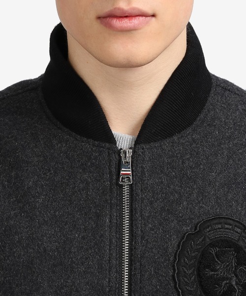 TOMMY HILFIGER(トミーヒルフィガー)の「バーシティボンバージャケット(スタジャン・メンズ・グレー・SMALL/MEDIUM/LARGE/X-LARGE)」の4枚目の写真