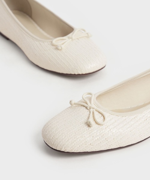 CHARLES & KEITH(チャールズ & キース)の「ボウ バレリーナパンプス / Bow Ballerina Pumps(バレエシューズ・レディース・ホワイト/ベージュ/クリーム・22.5cm/23cm/23.5cm/24.5cm/25cm/25.5cm)」の5枚目の写真