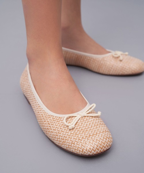 CHARLES & KEITH(チャールズ & キース)の「ボウ バレリーナパンプス / Bow Ballerina Pumps(バレエシューズ・レディース・ホワイト/ベージュ/クリーム・22.5cm/23cm/23.5cm/24.5cm/25cm/25.5cm)」の15枚目の写真