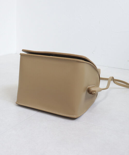 fredy emue（フレディエミュ）の「フラップワンハンドルショルダーバッグ（ショルダーバッグ・レディース・ブラック/ベージュ・FREE）」の3枚目の写真