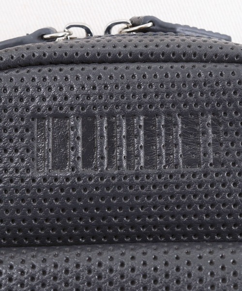 felkod（フィルコッド）の「mko10568- Leather Punching Mini Bag ポーチバッグ（ショルダーバッグ・メンズ・ブラック/ネイビー・FREE）」の6枚目の写真