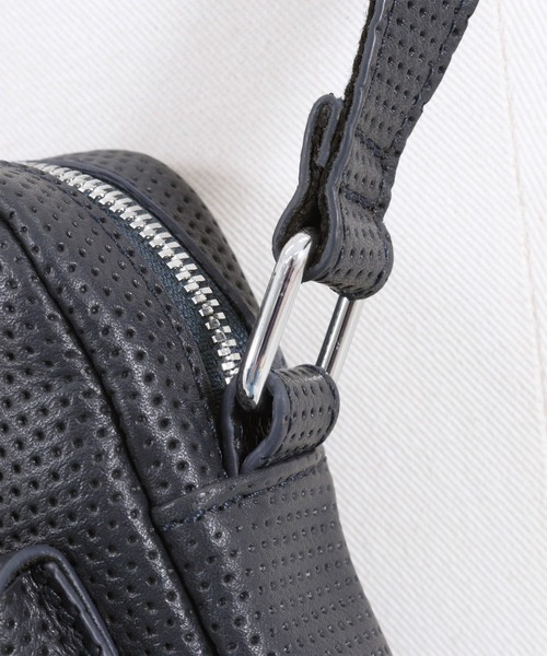 felkod（フィルコッド）の「mko10568- Leather Punching Mini Bag ポーチバッグ（ショルダーバッグ・メンズ・ブラック/ネイビー・FREE）」の4枚目の写真