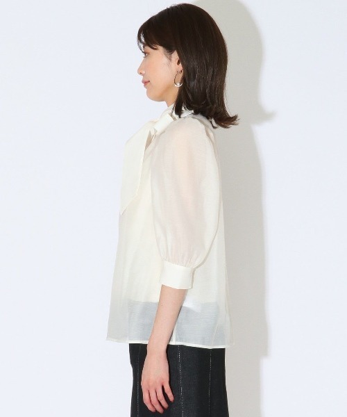 AND COUTURE(アンドクチュール)の「キャミ付きシアーハイネック6分袖ブラウス(シャツ/ブラウス・レディース・オフホワイト・MEDIUM)」の3枚目の写真