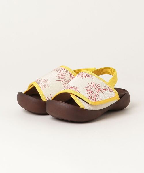 Regetta Canoe(リゲッタカヌー)の「Regetta Canoenoe/リゲッタカヌー 花火柄バックベルト付きキッズサンダル CJFD3304(サンダル・キッズ・ホワイト×ホワイト/ブラック×レッド・20.0cm/21.0cm/17.0cm/16.0cm/19.0cm/18.0cm)」の2枚目の写真