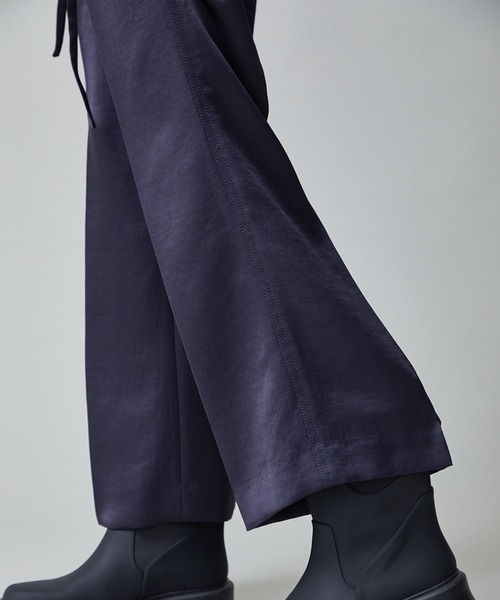 city（シティ）の「【CITY】ソフトリンクルサテンセミフレアーパンツ（その他パンツ・レディース・ネイビー/ブラウン・1/2）」の5枚目の写真